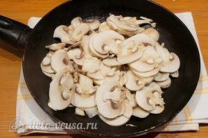 Запеканка с грибами и картофелем: Нарезать грибы