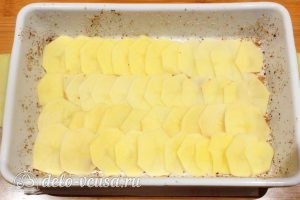 Запеканка с грибами и картофелем: Выложить картофель в форму