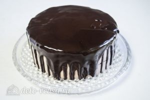 Муссовый торт с пралине: Переносим торт на сервировочное блюдо