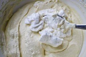 Запеканка с йогуртом: Вмешиваем белки в смесь