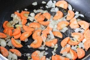 Рис с зеленым горошком: Обжариваем лук с морковью