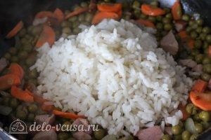 Рис с зеленым горошком: Добавляем рис