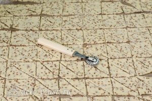 Печенье с семенами льна: Разрезать на треугольники
