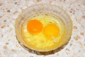 Кабачки, жаренные в сухарях: Разбить яйца