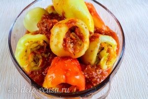 Перец, фаршированный овощами: Полить томатным соком и поставить в духовку
