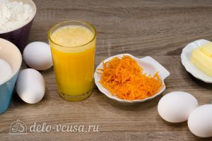 Апельсиновый кекс с пропиткой: Выжать сок и снять цедру с апельсина