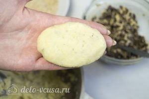 Картофельные зразы с грибами и сыром: Сформировать котлеты и обвалять в сухарях