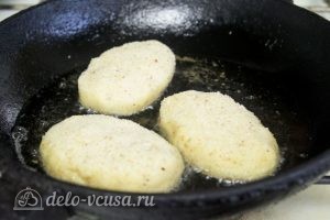 Картофельные зразы с грибами и сыром: Обжарить зразы