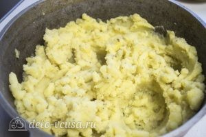 Картофельные зразы с грибами и сыром: Размять картофель в пюре