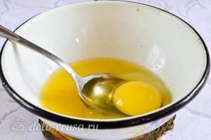 Лимонный курд: Вбить яйца в миску с кремом и хорошенько всколотить