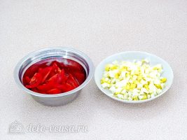 Салат с копченой курицей и фасолью: Нарезать помидор и яйцо