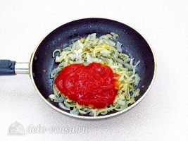 Слойки с сосисками: Добавить томатный соус