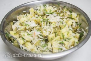 Картофельный салат по-немецки: Заправить салатом маслом