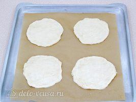 Мини-пицца в духовке: Сделать из теста небольшие лепешки