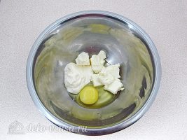 Луковый пирог с сыром: Смешать ингредиенты для теста
