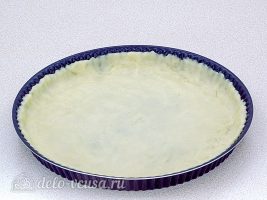 Луковый пирог с сыром: Раскатать тесто по размеру формы