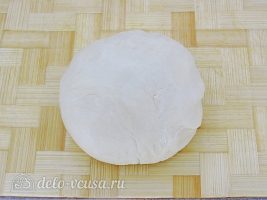 Луковый пирог с сыром: Замесить тесто