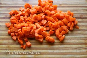 Булгур с овощами: Нарезать морковь