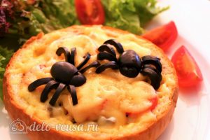 Быстрая пицца на Хэллоуин: Сформировать пауков из маслин