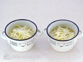 Классический французский луковый суп: Разлить суп по чашкам