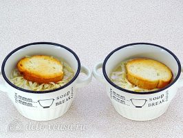 Классический французский луковый суп: Накрыть суп багетом