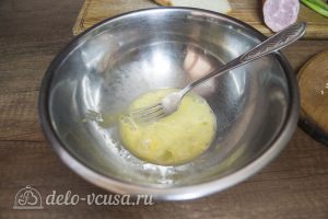 Горячие бутерброды с колбасой, сыром и болгарским перцем: Взбить яйца