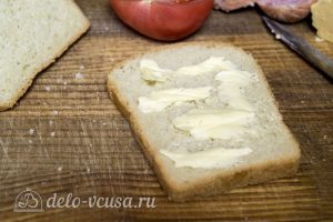 Горячие бутерброды с колбасой, сыром и болгарским перцем: Смазать хлеб маслом