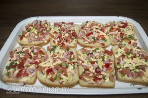 Горячие бутерброды с колбасой, сыром и болгарским перцем: Выпекать в духовке