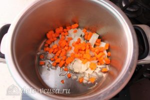 Суп-пюре из тыквы с чечевицей: Обжарить лук с морковью
