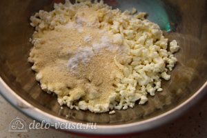 Запеченные яблоки с творогом в духовке: Смешать творог с сахаром