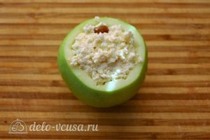 Запеченные яблоки с творогом в духовке: Заполнить яблоки начинкой