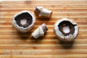 Фаршированные шампиньоны с ветчиной: Подготовить грибы