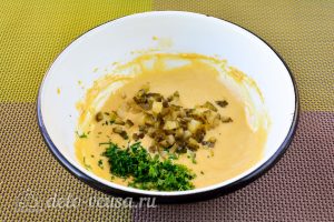Домашний соус тартар для рыбы: Добавить огурец и зелень