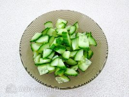 Салат из капусты с сельдереем и огурцом: Порезать огурцы