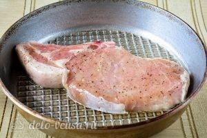 Антрекот из свинины на сковороде: Разогреть сковороду