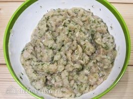 Домашние хинкали с мясом и зеленью: Перемешать фарш