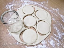 Домашние хинкали с мясом и зеленью: Раскатать тесто