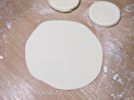 Домашние хинкали с мясом и зеленью: Раскатать лепешку