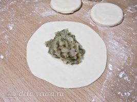 Домашние хинкали с мясом и зеленью: Кладем начинку