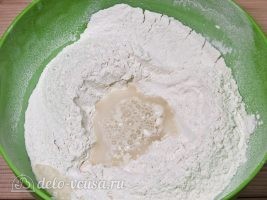 Домашние хинкали с мясом и зеленью: Добавить воду