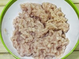 Домашние хинкали с мясом и зеленью: Измельчить мясо