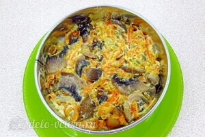 Крабовый салат-торт с рисом и грибами: фото к шагу 17.