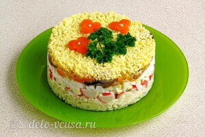 Крабовый салат-торт с рисом и грибами: фото к шагу 19.