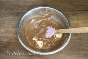 Шоколадно-карамельный торт с бананом: фото к шагу 10.