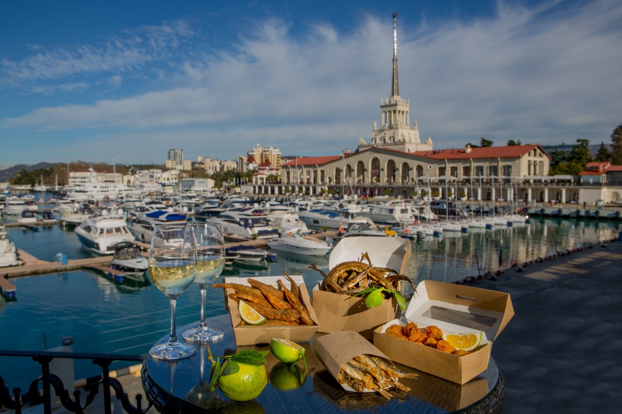 Ланч-боксы черноморской кухни. Морвокзал, Сочи. Фото: Екатерина Моргунова, «Гастрономическая карта России»