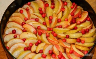 Пирог с брусникой и яблоками - фото шаг 8