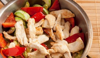 Горячий салат с курицей - фото шаг 7
