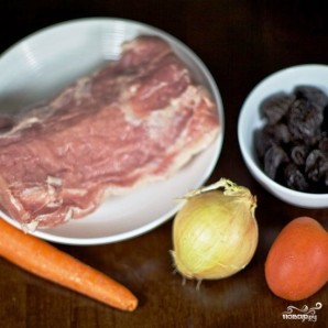 Свиной рулет с морковью и черносливом - фото шаг 1
