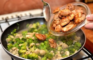 Курица с овощами на сковороде - фото шаг 13