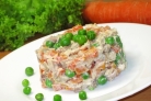 Салат из куриного мяса с морковью и зеленым горошком